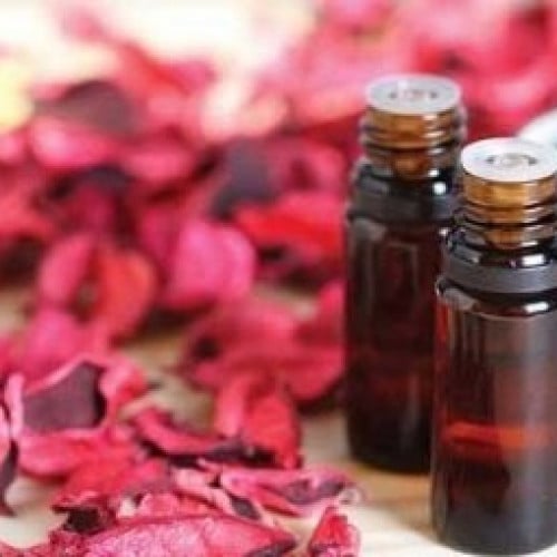 زيت خشب الورد العطري