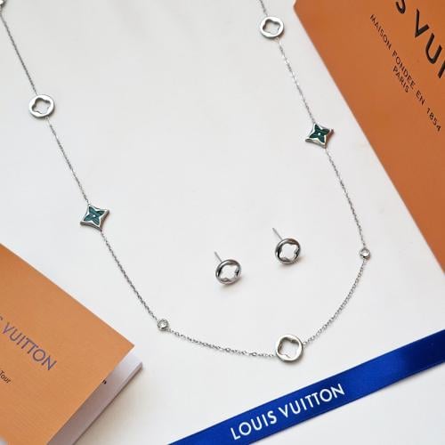 اسوارة وحلق لويس فيتون