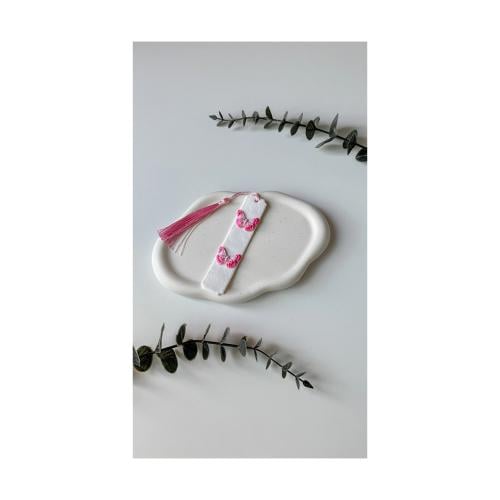 فاصل كتاب بتصميم الفراشة