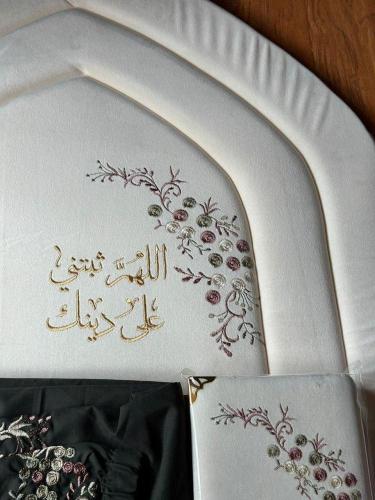 طقم مطرز - زيتي