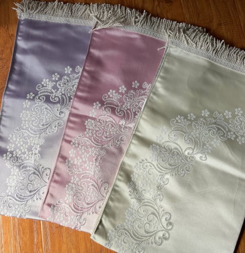 سجادة صلاة مطرزة