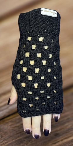 شال مثلث مع قبعة وقفازات