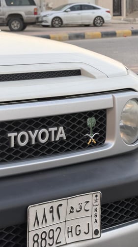 استكر معدني مناسب لسيارات - شعار سيفين ونخلة حجم ك...