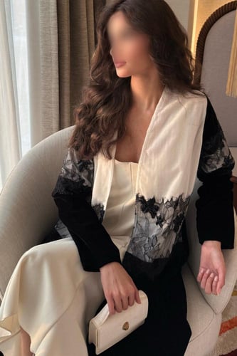 عباية مخمل مع دانتيل فرنسي بشك يدري