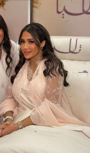 روب دانتيل فرنسي بقصة كلوش