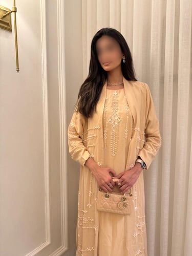 عبايه مع فستان داخلي