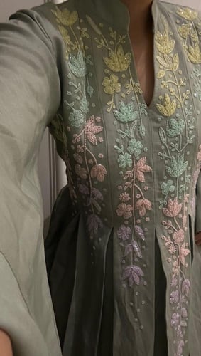 جلابيه بقصه كلوش و شك يدوي