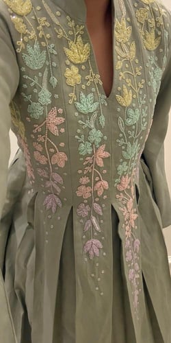 جلابيه بقصه كلوش و شك يدوي