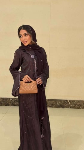 عباية مع فستان داخلي باكمام طويله