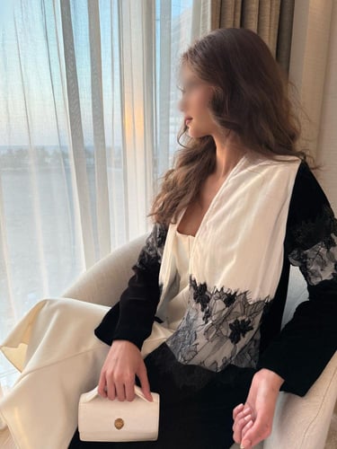 عباية مخمل مع دانتيل فرنسي بشك يدري