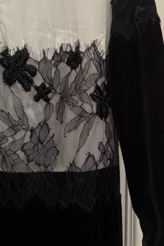 عباية مخمل مع دانتيل فرنسي بشك يدري