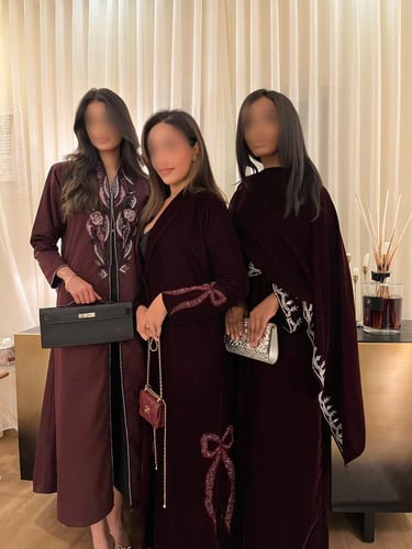 عباية تتوفر بخامتين مع شك يدوي