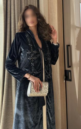 عباية مخمل بشك يدوي