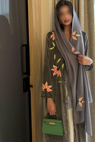 عباية مخمل بتطريز يدوي