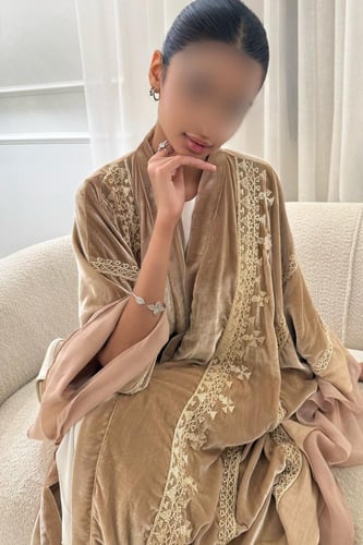 عباية مخمل بشك يدوي