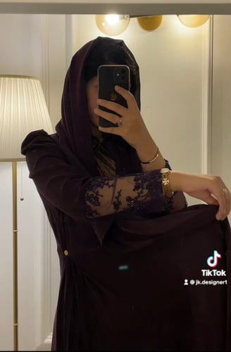 عبايه بتطريز و كسر جانبيه