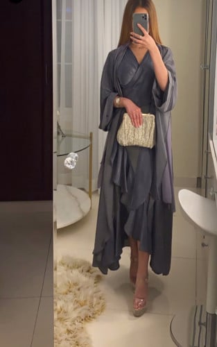 عباية مكونه من 3 قطع فستان و طرحة و عباية