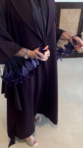 عباية بقصة كلوش و ريش في الاكمام