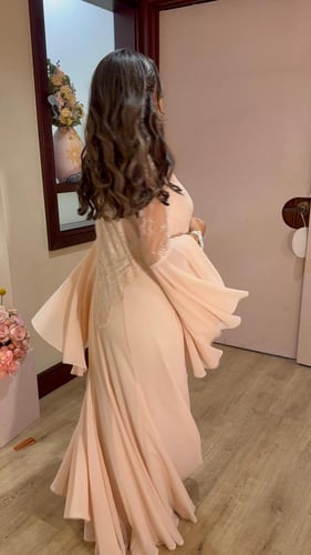 روب دانتيل فرنسي بقصة كلوش