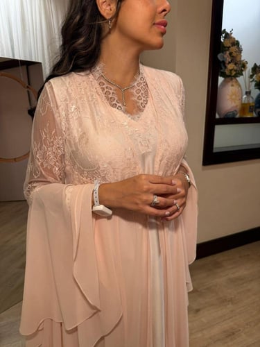 روب دانتيل فرنسي بقصة كلوش