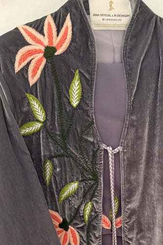 عباية مخمل بتطريز يدوي