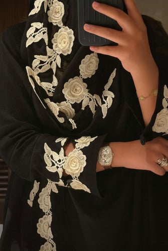 عباية بقصة كلوش لنن و طرحه مزينه