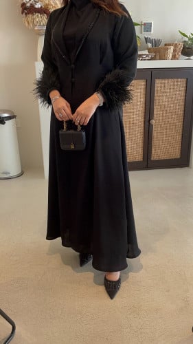 عباية بقصة كلاسك و ريش في الاكمام