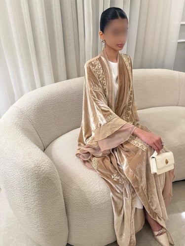 عباية مخمل بشك يدوي