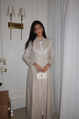 عباية لنن مع صدف في الصدر