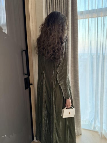 عباية مخمل مع تطريز يدوي في الظهر