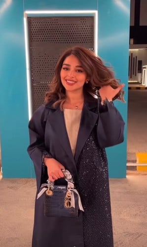 عباية بتطريز في الاكمام