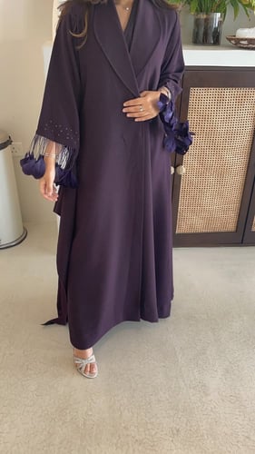 عباية بقصة كلوش و ريش في الاكمام