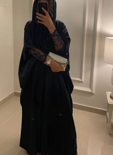 عباية بستايل بشت و دانتيل