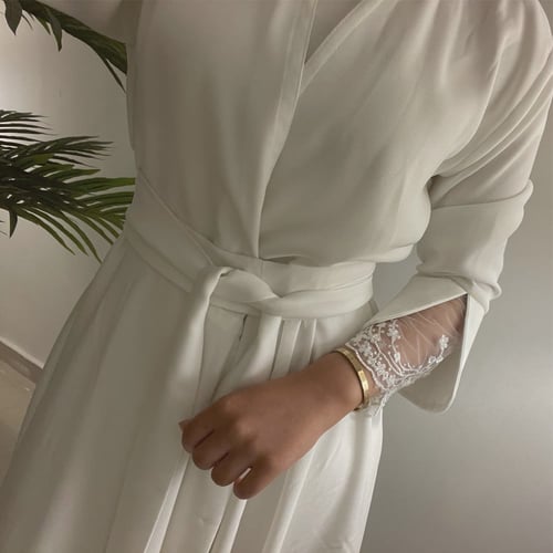 عباية بقصة كالوش و حزام و تطريز في الاكمام