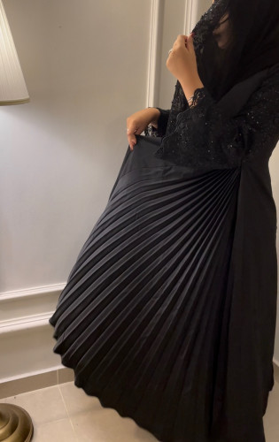 عباية بتطريز خيط و كسر في الجوانب