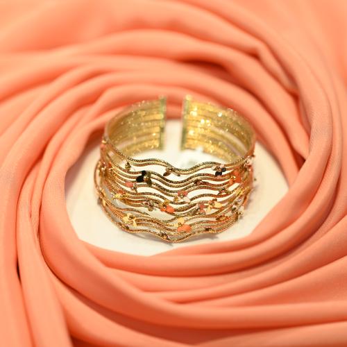 Heavy gold bracelet with a bed design