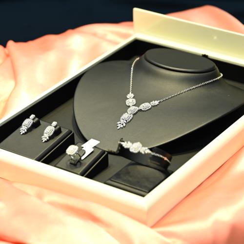 طقم ذهب ابيض زري مربع