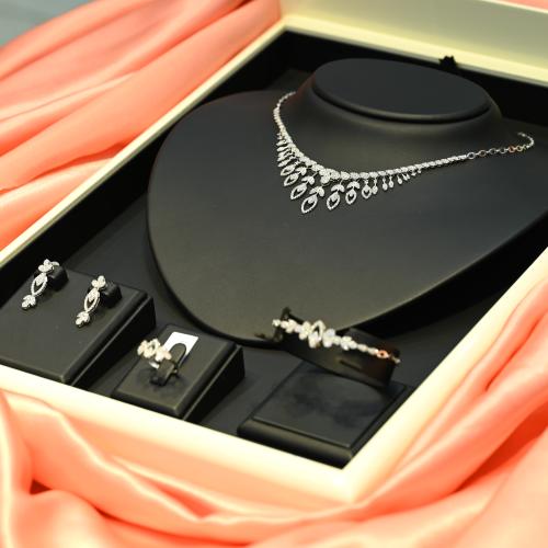 طقم ذهب غصون ابيض