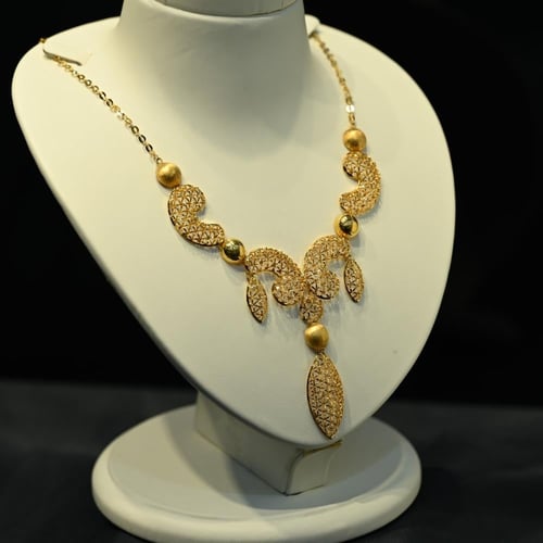 عقد ذهب المنثورة