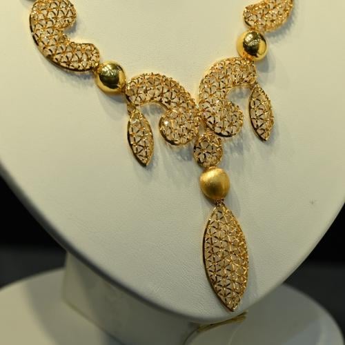 عقد ذهب المنثورة