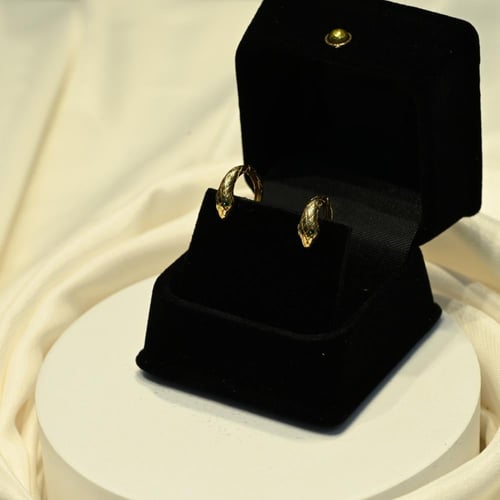 حلق ذهب سنيك عيون خضراء