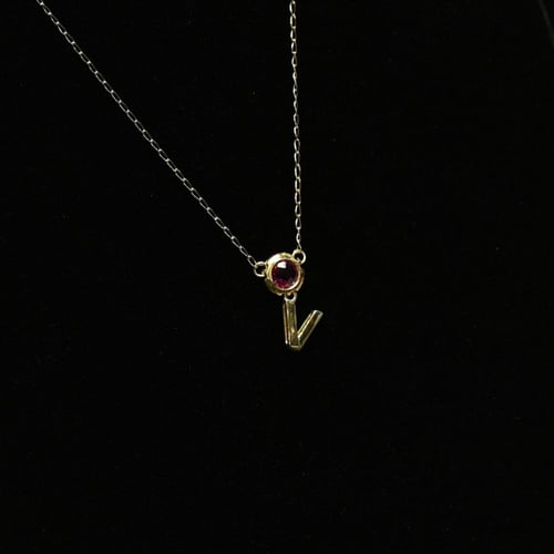 عقد ذهب حرف V حجر احمر