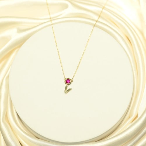 عقد ذهب حرف V حجر احمر