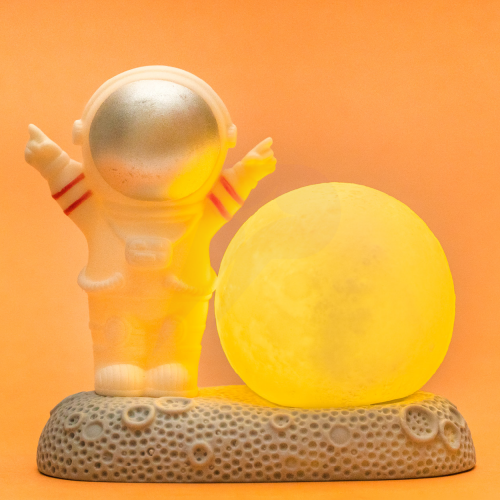 رجل الفضاء والقمر المضيء