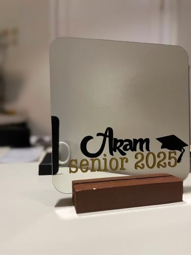 مرايا تخرج مع استاند خشبي