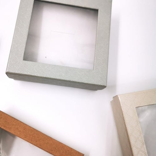 علب اكسسوارات بنافذة