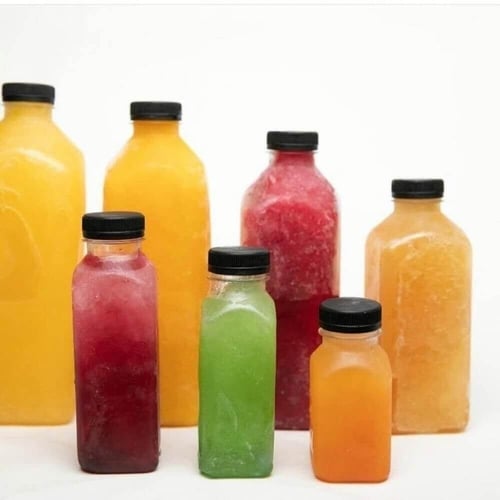 علب عصير بلاستيك بمقاسات مختلفة