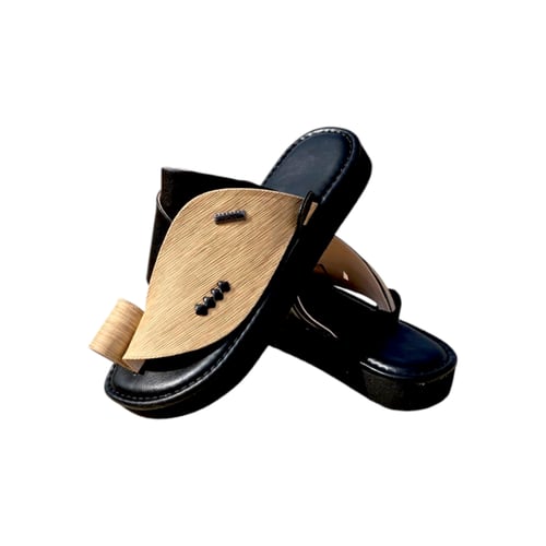 حذاء شرقي صناعة وطنية