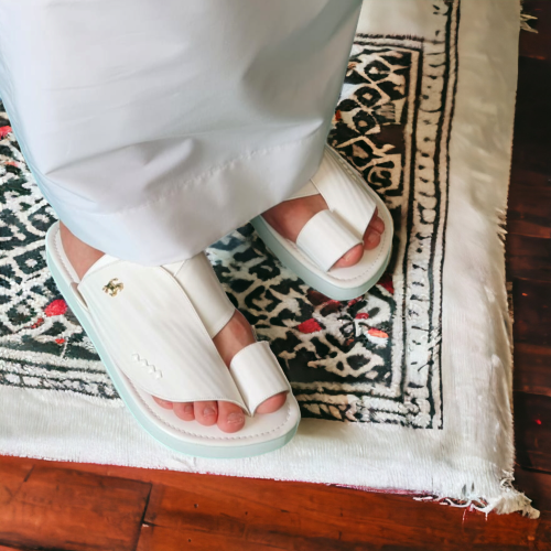 حذاء شرقي نقش ابيض - وطني مرتفع