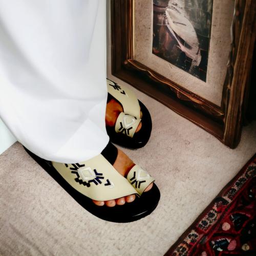 حذاء شرقي مطرز